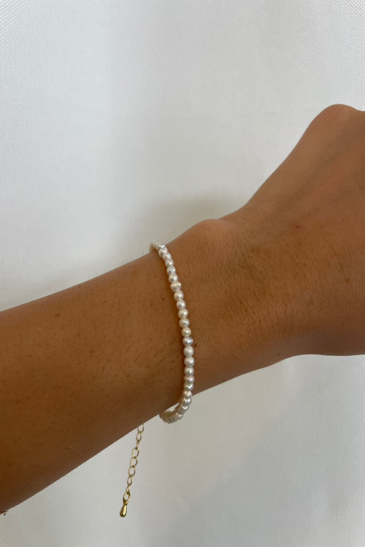 Tiny pearl Bracelet with clasp
