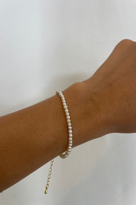 Tiny pearl Bracelet with clasp