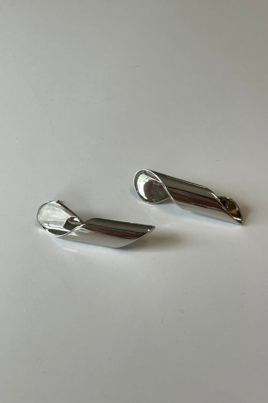 Tunnel Twist Hanging Stud